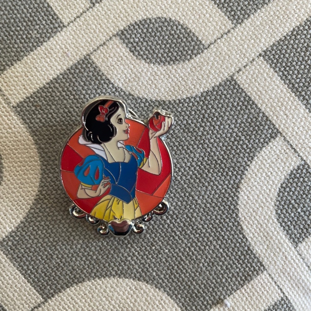 Disney Loungefly Snow White pin